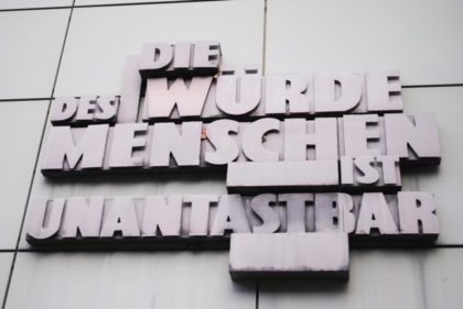 Frankfurt hat ein Fritz Bauer Denkmal, Melsungen hat bald einen Fritz Bauer Platz. Das Fritz Bauer-Denkmal von Tamara Grcic vom Mai 2016 vor dem Frankfurter Oberlandesgericht. Foto: Thomas Schattner