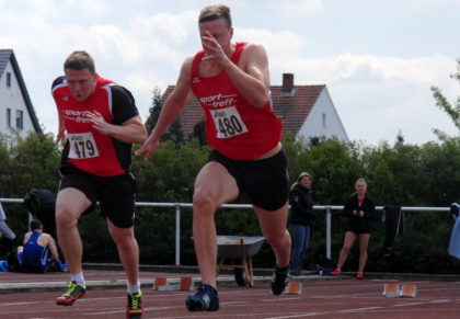 Mario Nadler (links) und Michael Hiob lieferten sich ein spannendes Duell über 100 Meter der Männer. Foto: nh