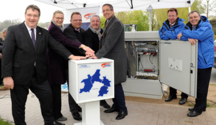 Breitbandausbau in Nordhessen, Netzeröffnung in Knüllwald-Remsfeld, (v.l.): Staatssekretär Mark Weinmeister, Kathrin Laurier (Geschäftsführerin Breitband Nordhessen GmbH), Winfried Becker (Landrat Schwalm-Eder-Kreis, stellvertretender Vorsitzender der Gesellschafterversammlung der Breitband Nordhessen GmbH), Bürgermeister Jörg Müller, Dr. Michael H. Koch (Landrat Hersfeld-Rotenburg, Vorsitzender der Gesellschafterversammlung der Breitband Nordhessen), Eckart Liebelt und Frank Richter (Geschäftsführer Netcom Kassel). Foto: nh Breitbandausbau in Nordhessen, Netzeröffnung in Knüllwald-Remsfeld, (v.l.): Staatssekretär Mark Weinmeister, Kathrin Laurier (Geschäftsführerin Breitband Nordhessen GmbH), Winfried Becker (Landrat Schwalm-Eder-Kreis, stellvertretender Vorsitzender der Gesellschafterversammlung der Breitband Nordhessen GmbH), Bürgermeister Jörg Müller, Dr. Michael H. Koch (Landrat Hersfeld-Rotenburg, Vorsitzender der Gesellschafterversammlung der Breitband Nordhessen), Eckart Liebelt und Frank Richter (Geschäftsführer Netcom Kassel). Foto: nh