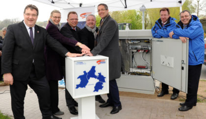 Breitbandausbau in Nordhessen, Netzeröffnung in Knüllwald-Remsfeld, (v.l.): Staatssekretär Mark Weinmeister, Kathrin Laurier (Geschäftsführerin Breitband Nordhessen GmbH), Winfried Becker (Landrat Schwalm-Eder-Kreis, stellvertretender Vorsitzender der Gesellschafterversammlung der Breitband Nordhessen GmbH), Bürgermeister Jörg Müller, Dr. Michael H. Koch (Landrat Hersfeld-Rotenburg, Vorsitzender der Gesellschafterversammlung der Breitband Nordhessen), Eckart Liebelt und Frank Richter (Geschäftsführer Netcom Kassel). Foto: nh