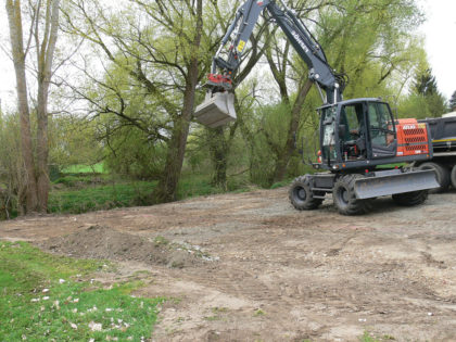 Platz für neues. Der alte Fangzaun ist weg. Der Bolzplatz wird vergrößert. Foto: Uwe Dittmer