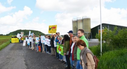 50 Menschen waren mit Transparenten vor der bestehenden Hähnchenmastanlage aufmarschiert zu einer Mahnwache. Foto: Tröger/Greenpeace