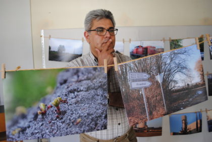 Siamak Ejlali in seiner Fotoausstellung zur Jahrfeier. Foto: nh