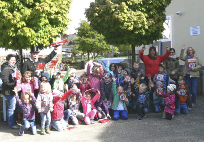 “Schorni” Uwe Nenzel mit den Schul- und Kindergartenkindern. Foto: Dittmer