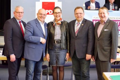 EKB Jürgen Kaufmann, MdB Dr. Edgar Franke, MdL Regine Müller, Landrat Winfried Becker und MdL Günter Rudolph (v.l.). Foto: nh