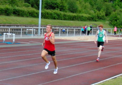 Kraftvoll löste sich Lorenz Funck von Hannes Dieterich und holte sich den 1500m-Titel nach 4,19 Minuten. Foto: nh