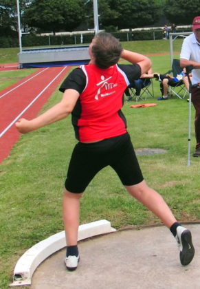 Der Zwölfjährige Luis André wuchtete die Drie-Kilo-Kugel im dritten Versuch auf 12,15 Meter und verbesserte seinen erst acht Tage alten Nordhessenrekord um 85 Zentimeter. Foto: nh