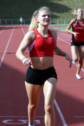Bleibt Schlussläuferin Franziska Ebert auch in Leverkusen unter 60 Sekunden. Foto: Lothar Schattner