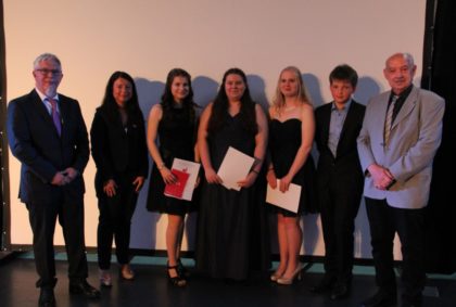 Die diesjährigen Gewinner der Goldbarren: Schulleiter Karl- Werner Reinbold, Vertreterin der Kreisparkasse Schwalm-Eder  Sandra Fuhrmann, Johanna Ritter (M10a), Hanna Friedrich (P9a), Marie Schmidt (G10a), „Glückfee“ und Schülervertreter Melchior Jacob (G8b) und Stadtrat Hans Poth (v.l.). Foto: nh