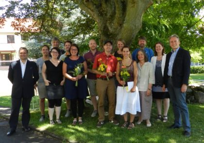 Dozenten und Absolventen: Pfarrer PD Dr. Martin Sander-Gaiser, Leiter der Hephata-Akademie für soziale Berufe, Marco Herrlich, Dozentin Diakonin Kathrin Rühl, Dozent Pfarrer Thorsten Garbitz, Mirko Dettmer, Rebecca Schütz, Adrian Klinner, Mike Axel Becker, Julia Senner, Jennifer Mell, Dozentin Angelika Baier-Schops, Prof. Dr. Volker Herrmann, EHD, Regina Sommer und Pfarrer Maik Dietrich-Gibhardt, Vorsteher der Diakonischen Gemeinschaft Hephata und Vorstand der Hephata Diakonie. (von links). Foto: nh