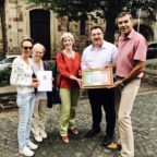 Von rechts: Bürgermeister Hartmu Spogat, Staatssekretär Mark Weinmeister und die Vorsitzende des Partnerschaftsvereins, Ulrike Keß. Foto: nh