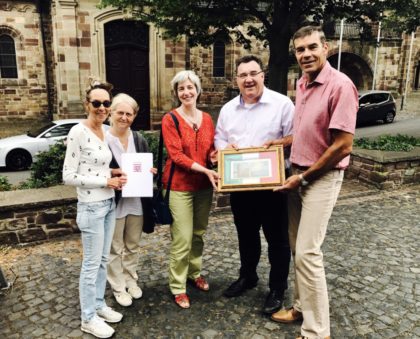 Von rechts: Bürgermeister Hartmu Spogat, Staatssekretär Mark Weinmeister und die Vorsitzende des Partnerschaftsvereins, Ulrike Keß. Foto: nh