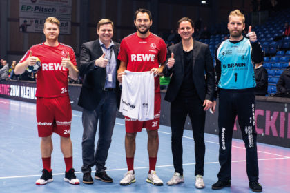 Dener Jaanimaa, MT-Vorstand Axel Geerken, Michael Müller, Creditrefom Kassel-Geschäftsführer Sebastian Schlegel und Johan Sjöstrand präsentieren die neuen Aufdrucke auf der Spielkleidung. Foto: Alibek Käsler