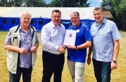 Sportkreisvorsitzender Ulrich Manthei, Staatssekretär Mark Weinmeister, Vereinsvorsitzender Meik Badenheuer und Bürgermeiter Edgar Slawik (v.l.). Foto: nh