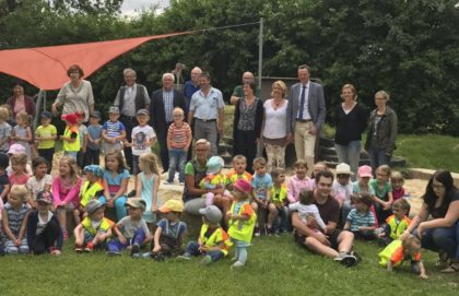 Von rechts: Chrsitina Jungklaus und Julia Gömpel vom Elternbeirat, Brügermeister Heinrich Vesper, Bauamtsmitarbeiterin Kirsten Rockensüß, Sonja Pauly von der LEADER-Region Schwalm-Aue, Herr Hampel von der Firma Hampel, Vorarbeiter Udo Berneburg, Erster Beigeordneter Manfred Ries, Beigeordnerter Horst Faust, Herr Scheili vom Planungsbüro und Kindergartenleiterin M. Eckstein. Foto: nh