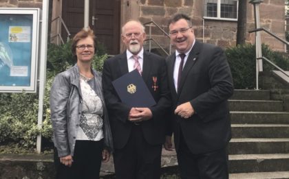 Helmut Daub (Mitte) gemeinsam mit seiner Ehefrau Hildegard Daub und Europastaatssekretär Mark Weinmeister. Foto: Hessische Staatskanzlei