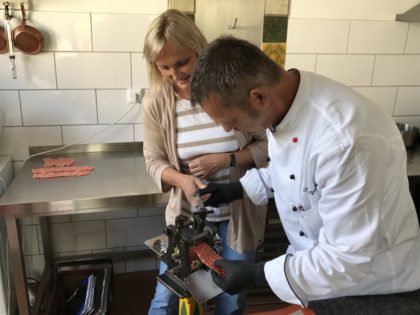 Bettina Hoffmann mit Jörg Vorpagel beim „Bonbonspressen“. Foto: nh