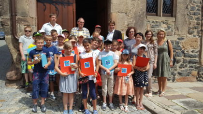 20 Kinder aus der Homberger Partnerstadt Stolin waren zu Besuch bei Bürgermeister Dr. Nico Ritz (hinten re.) im Homberger Rathaus. Sie wurden von Lehrkräften und Frau Valentina Jerosch (1.v.re.) vom Partnerschaftsverein Stolin begleitet. Foto: A.-K. Wiegand