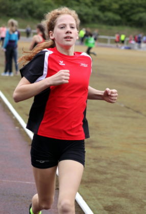 Die Zwölfjährige Pia Gille beeindruckte im 800m-Lauf mit einer Verbesserung auf 2,43 Minuten. Foto: Lothar Schattner