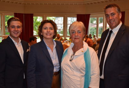     Elias Knell (FDP-Bundestagskandidat), Nicola Beer (Generalsekretärin und Spitzen-kandidatin der FDP Hessen zur Bundestags-wahl), Marion Viereck (Vorsitzende FDP Melsungen) und Nils Weigand (Vorsitzender FDP Schwalm-Eder) (v.l.). Foto: Reinhold Hocke