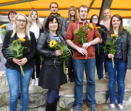 Katharina Traut (Neukirchen), Yulia Kojanova (Frielendorf), Alexander Baier (Neukirchen) und Luisa Bernhardt (Ottrau, vorne, von links). Elisabeth Fedoseev (Neukirchen), Dorothea Theiss (Schwarzenborn), Maxim-Lukas Landau (Schwalmstadt), Nadine Kneifl (Frielendorf), Michaela Siebert (Willingshausen) und Viktoria Miller (Schwalmstadt, hinten, von links). Es fehlt: Tom Fuchs aus Schwalmstadt. Foto: nh