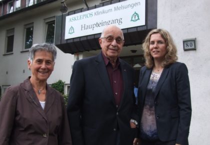 Neuanfang und Abschied: Anita Obijou (links) ist die neue Patientenfürsprecherin am Asklepios Klinikum Melsungen. Rechts neben ihr Dr. Ehrhart Appell und Klinikgeschäftsführerin Dr. Dagmar Federwisch. Foto: Klein