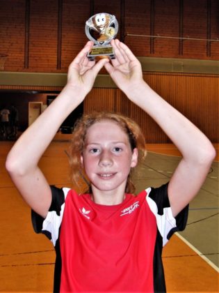 Die 12-jährige Pia Gille (MT Melsungen) präsentierte sich in Heiligenrode in einer glänzenden Form und wurde als Siegerin der W12 mit einem Pokal ausgezeichnet. Foto: nh