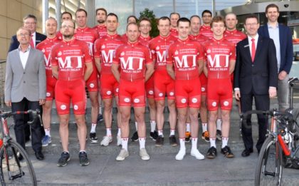 Starkes Radsportteam der MT Melsungen mit Sponsoren und Vereinsmanagement: (links) Volker Komiske (Kreissparkasse), Dr. Dieter Vaupel (Sportlicher Leiter MT), (rechts) Dr. Alexander Schröder (Vorsitzender MT) und Thomas Gille (Vorstandsvorsitzender Kreissparkasse). Foto: nh