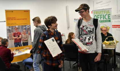 Fotonachweis/BU: Die Achtklässler Leon-Luca (r.) und Anton warten auf ihr „Date“ mit der nächsten Firma. Foto: Rainer Rüffer