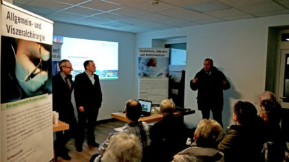 Tour-Finale im vollbesetzten Haus: Dr. Andreas Hettel, Dr. Felix Meuschke und Bürgermeister Klaus Wagner (stehend von links), begrüßten viele Zuhörer im Sozialzentrum Oberaula. Foto: Asklepios