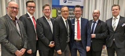 Hand in Hand bei der Betriebsübergabe: Kreishandwerkerschaft Schwalm-Eder, Handwerkskammer Kassel und Kreisparkasse Schwalm-Eder. Von links: Volker Schirmer, Sören Flimm, Dittmar Manns, Frank Dittmar, Thomas Gille, Jürgen Altenhof und Martin Broszat. Foto: Kreissparkasse Schwalm-Eder
