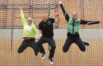 Gut gelaunt freut sich das Kirchhof-Trainerteam auf das nächste Handballcamp. Dionne Visser, Christian Denk und Danique Boonkamp leben Leidenschaft und Emotion vor. Foto: SG 09 Kirchhof