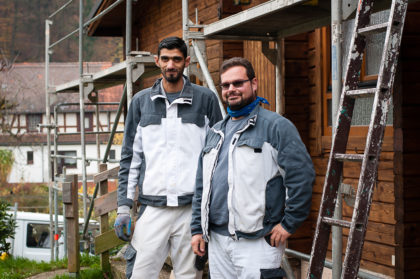 Omar Lafta (li.) wurde von „BLEIB in Hessen II“ beraten und ist jetzt Azubi beim Unternehmer Sprenger. Jens Sprenger (re.) ist froh, ihn im Team zu haben. Foto: Aksana Wagner