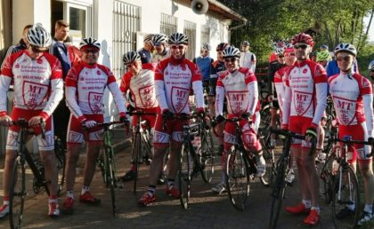 Erfolgreiche Melsunger Jedermann-Radsportler, hier beim Start zur Rotkäppchentour in Schrecksbach: (v.l.) Ulrich Bachmann, Dieter Vaupel, Jens Schneider, Detlef Riehl, Stephan Warlich, Steffen Stibale, Timo Zarth und Christian Sippel. Foto: nh