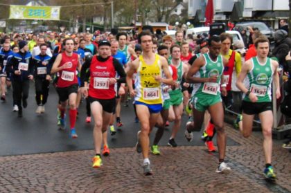 Start der Männer-Hauptklasse mit dem späteren Sieger Hennig Schein (464). Foto: nh