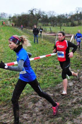 Maja Knaust (rotes Trikot), hing wie eine Klette an Jolina Vaupel und ließ sich erst zum Schluss abschütteln. Foto: nh