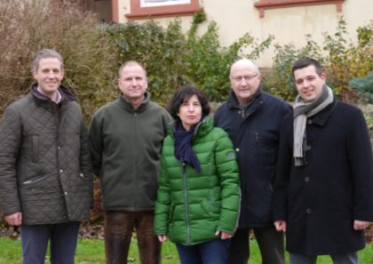 Interessante Gespräche rund um den Forst - Betriebsleiter Dominic von Schwertzell, forstlicher Leiter Holger Entzeroth sowie die CDU-Kreistagsabgeordneten Anne Willer, Jürgen Lepper und Matthias Wettlaufer (v.l.). Foto: nh