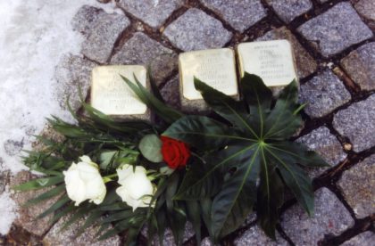 Die Steine für die Homberger Familie Heilbronn vor der Verlegung im Frühjahr 2005. Foto: Thomas Schattner