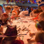 Bemalen der Karnevalsfahne am Kinderkarneval. Foto: nh