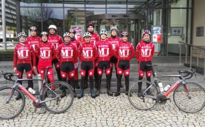 Aufstellung im Teamoutfit  vor dem Gebäude der Kreissparkasse in Melsungen, dem Hauptsponsor des Teams (v.l.): Vorne: Dieter Vaupel, Mirco Holzhauer, Falk Hepprich, Claus Siemon, Leonid Berlitz, Roman Kuntschik und Philipp Sohn, Hinten: Christian Herr, Aadyl Khatib, Enrico Oglialoro, Tobias Wambach und Tobias Schäffer. Foto: nh 