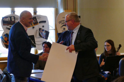 Erster Kreisbeigeordneter Jürgen Kaufmann (rechts) überreicht einen Scheck in Höhe von knapp über 4.000 EUR an den Schulleiter der Radko-Stöckl-Schule-Melsungen, Bernd Richter. Foto: nh