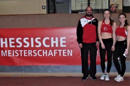 Christian Khin, der Landesfachwart, gratulierte Nele Grenzebach und Sophia Hog zu ihrer Silbermedaille. Foto: nh