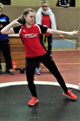 Vivian Groppe überzeugte mit 8.36 m im Sprint, muss sich aber öfters mit der Kugel beschäftigen, um einen ordentlichen Dreikampf zu absolvieren. Foto: nh