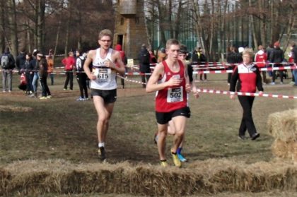 Lorenz Funck nach der Hälfte der Strecke vor Lukas Abele (SSC Hanau-Rodenbach). Foto: nh