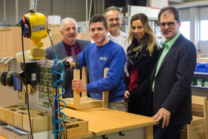 Besuch hinter der Werkbank. (v. l.): Rainer Kesper, Edgard Walter (Auszubildender) Manfred Nierichlo, Anja Richter (Arbeitgeberservice der Agentur für Arbeit) und Ralf Ehring. Foto: Pfeil