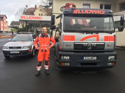 Eike Ludwig mit seinen Fahrzeugen. Foto: nh