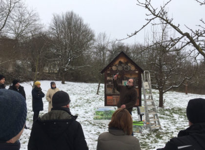 Jörg Haffke gibt den rund 30 Teilnehmenden des Kurses im Treysaer Naturlehrgebiet Tipps zum Thema Baumschnitt. Foto: nh