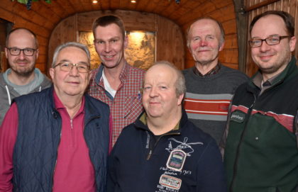 Holger Paul (Schriftführer), Lothar Pfannkuche (Rechner), Michael Heimel (Vorsitzender), Reiner Röse (stellvertretender Vorsitzender), Helmut Pitz (füherer Vorsitzender) und Jan Stetter (Leiter Forstamt Melsungen) (v.l.). Foto: Reinhold Hocke