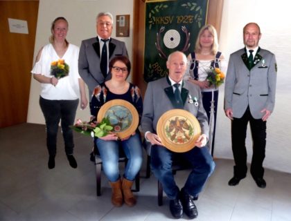 Das neue Königshaus des Schützenverein KKSV Brunslar in 2018, vorne: Königin Johanna Weber und König Horst Stöbel. Hinten von links: 2. Prinzessin Isa Querbach, 2. Prinz Wilfried Plutta, 1. Prinzessin Ina Schmidt und 1. Prinz Michael Csillig. Foto: nh