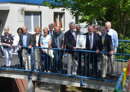 Die Melsunger Lions und ihre Begleiter auf einer der Brücken, die durch die Spende saniert werden: Heidrun Bruckmann, Angelika Springwald, Werner und Hanna Valentin, Uwe Springwald, stellvertretender Friedensdorf-Leiter Wolfgang Mertens, Ulrich Bruckmann, Thomas Killmann, Jochen und Edeltraud Kersting, Gunter Schwind und Reinhold Hocke (v.l.). Foto: nh